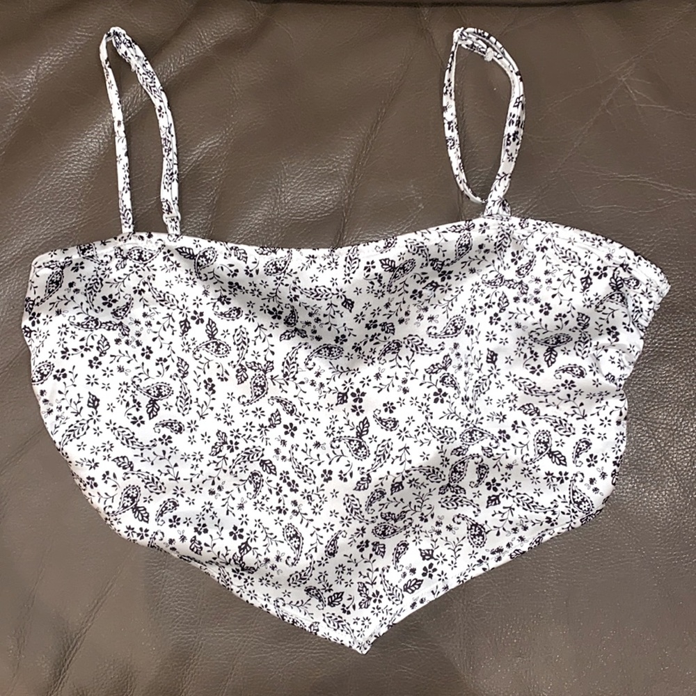 PacSun Kendall & Kylie women’s black and white small floral scarf top